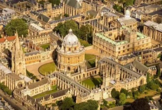 英国伦敦剑桥·牛津90分钟精讲一日游【伦敦当地华人旅行社】【7人小团&包团随心选择。中文司导，沟通无忧；奔驰Vclass用车，舒适出行！】