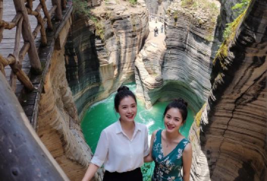 恩施地心谷一日游+8人纯玩团+上门接送+本地司导【[免费接送]恩施城区内酒店和火车站提供免费接送服务，天天发团，纯玩无购物】