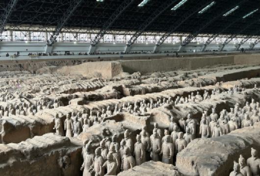 西安兵马俑+华清宫一日游【15人小团丨三环内接丨可选演出】【[服务保障]优选专业资深司机为您保驾护航+三环内酒店上门接早+景点浏览时间更充裕，轻松亲子游和家庭游】