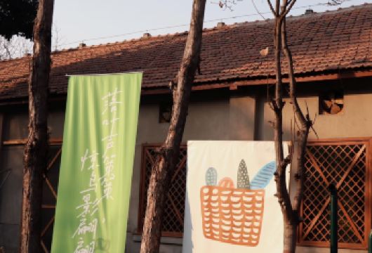 城市故事讲述者 • 西安西仓集市城市漫步【沉浸于正宗的西安古城生活，探索明清时期遗存的最后传统市集，亲身体验历史韵味。 专业多语种导游（中文/英文/日文）为您深度讲解城市历史文化故事。 轻松惬意的3小时户外步行之旅。】