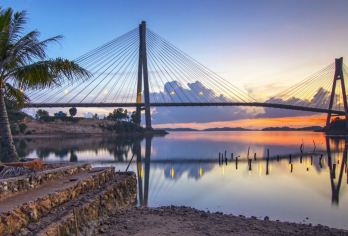 从新加坡或巴淡岛出发的 1 日巴淡岛购物之旅（含午餐）【标志性地标：参观令人惊叹的巴雷朗桥，它是巴淡岛的象征，拥有令人叹为观止的海景。当地美食：在当地工厂享用新鲜的 keropok（饼干）并品尝著名的巴淡岛青金石蛋糕。文化体验：探索历史悠久的大伯公庙，这是一处具有丰富遗产和精神意义的圣地。】