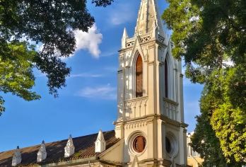 广州一日包车游丨永庆坊+沙面+陈家祠人工精讲+深入了解岭南【[骑楼秘境·非遗寻踪]看广府建筑“七绝”工艺；漫步永庆坊西关老街，打卡李小龙祖居，穿行粤剧艺术博物馆】