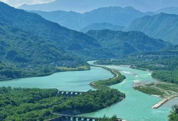 都江堰景区+青城山一日游〓纯玩团，三环内包接，B线升级保姆车【[优选行程]纯玩线路，畅游2大5A级景区：“水利工程”都江堰，“道教圣地”青城山】