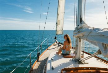 厦门五缘湾帆船港一日游【船长开船+码头集合&接送套餐任选】【帆船，一种新的海上体验方式，扬帆出海，踏浪前行，乘风破浪赛事体验】