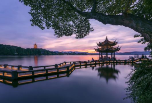 杭州西湖一日深度游（含英文导游服务）【专业英语导览 - 与流利导游一同深入探索西湖的传说、诗词与历史，将风景转化为富有意义的故事。 精选路线高效覆盖标志性景点断桥残雪、平湖秋月亭及皇家园林。 专业英语导游将在每个景点为您生动讲述传说、诗歌与历史。】