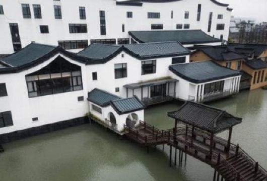 上海出发-古镇水乡摇橹船体验乌镇西栅和典型江南农村-乌村手工【乌镇西栅摇橹船：穿越水墨江南的梦幻夜航；水上集市、评弹表演、酱园晒场、临水长廊适合拍摄剪影大片。】