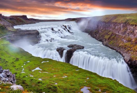 冰岛黄金圈间歇泉中英文团一日游|含火口湖|可选蓝湖或番茄农场【黄金圈精华景点深度游，含6500年历史的Kerið火山口，感受颜色鲜明的火山湖美景。】