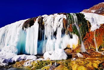 岗什卡雪峰+七彩瀑布+连心湖+大本营【8人小团西宁范围内接送【奔赴岗什卡雪峰，冬天享受冰雪体验，夏天观赏连心湖（情侣打卡圣地）】