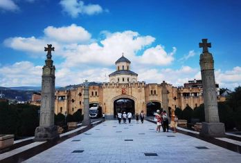 【免签高加索：格鲁吉亚包车一日游 乌树故里村落与周边】​【无需签证，说走就走，欧洲云端村落的石屋碉楼错落，老妪编织斯瓦涅季羊毛披肩的织机声回荡；圣玛利亚教堂俯】