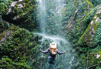 暑期寻菌~腾冲高黎贡山五道溪5-7km核心保护区徒步一日游【踩千年马帮路：石板上还留着马蹄凹槽，每一步都像穿越回驮着普洱茶的商队岁月，氛围感拉满！】