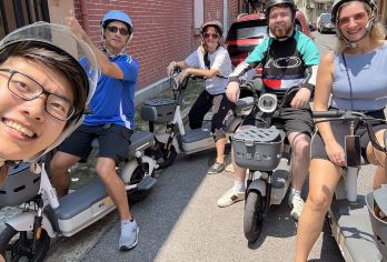 骑电动摩托车探索老上海（外滩、苏州河、老城区、法国区）【一段激动人心的10公里摩托车探险之旅，带你探索上海的秘密角落 沿着苏州河骑行，探索外滩的后街小巷，游览几乎空无一人的老城区，并在法**的林荫大道上巡游。 为了确保私密舒适的体验，我们的团队人数限制在8人以下。】