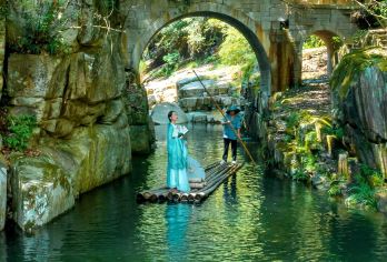 奇幻探秘·享受18℃的温度·灵岩洞+卧龙谷包车1日游【车辆正规营运车辆，手续齐全，干净卫生，更宽，更舒服；】