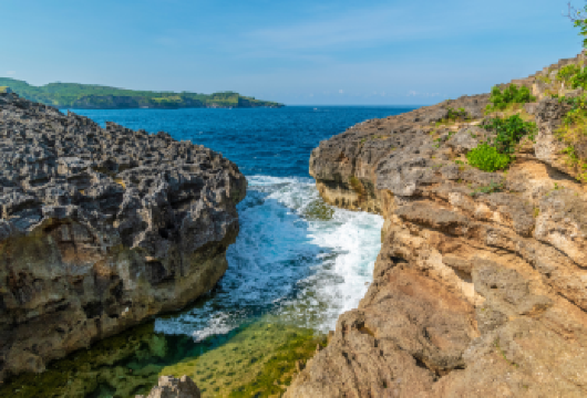 珀尼达岛西部一日游 + 浮潜【游览令人叹为观止的克林金海滩、天使之池 (Angel's Billabong) 令人惊叹的天然无边泳池以及破碎海滩 (Broken Beach) 壮观的悬崖拱门。 下午可以前往水晶湾，那里以清澈碧绿的海水、柔软的沙滩和**的拍照机会而闻名。 享受从巴厘岛到努沙佩尼达岛的无缝旅程，包括私人游艇、酒店往返接送以及精心策划的全天行程。】