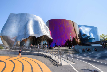 西雅图日游：派克市场+太空针塔+奇胡利玻璃园+流行文化博物馆【从百年农贸市场的生动烟火气，到城市之巅的360度全景，再到玻璃艺术与流行文化的视觉盛宴，一站式体验。】