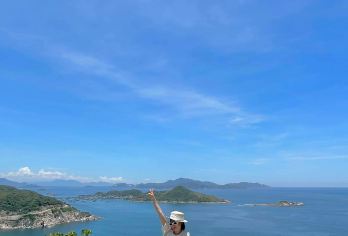 永熙峪、绵羊农场、葡萄园和杭莱一日游|来自越南芽庄【在永熙峪办理入住手续，并在绵羊农场与可爱的绵羊合影留念。 在当地葡萄园体验采摘和品尝葡萄，并了解葡萄的种植过程。 探索风景如画的杭莱岛，这里素有“海上火星”之称，拥有古老的珊瑚礁和努伊丘亚国家公园的壮丽景色。】