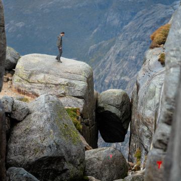 由当地向导带领的私人徒步之旅，前往奇迹石。