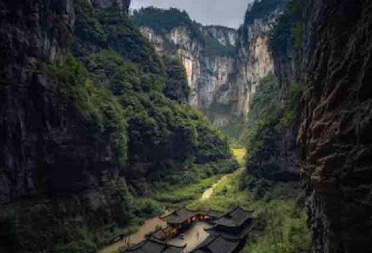 重庆武隆天坑地缝一日游，天生三桥+龙水峡地缝+乌江画廊观景台【[超享品质]包含天坑地缝门票+换乘车+电梯等必销】