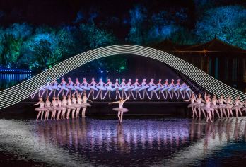 印象西湖演出 + 杭州市区往返接送【享受从杭州市出发的便捷往返交通，免去演出结束后寻找交通工具的烦恼。 观看西湖水上舞台上的表演，以水、山和天空为背景。 不要错过这场标志性的演出，这是一次重要的文化体验，被誉为游客“必看”的节目。】