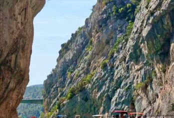 法国马赛往返瓦朗索勒-陶瓷小镇-圣十字湖-包车【包车一日游，解锁旅行新方式！独立车辆配备经验丰富的老司机，为您量身打造专属行程。】