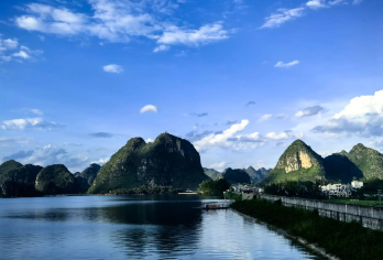 广西百色鹅泉/渠洋湖/通灵/古龙山大峡谷+德天跨国瀑布一日游【鹅泉，历史悠久，闻名遐迩。其泉水自地下溶洞涌出，水质清澈见底，在阳光的照耀下闪烁着粼粼波光。】