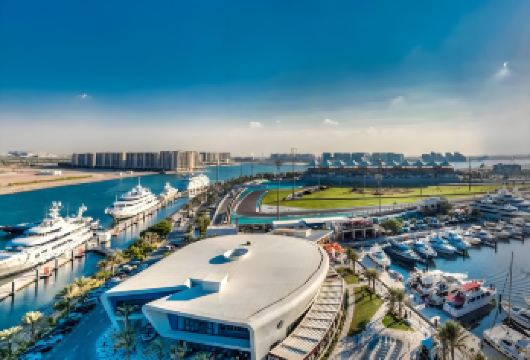 阿布扎比亚斯岛狂欢日：戏水、速度与滨海风情包车一日游【沉浸式欢乐体验：水世界、赛车场、滨海码头，一站式解锁戏水狂欢、速度激情与悠闲观景多重乐趣】