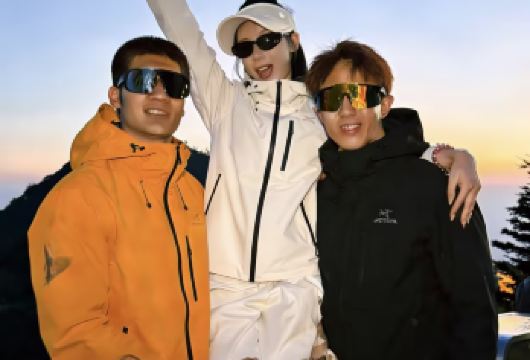 老君山 2-6 人陪爬团｜体育男大全程陪玩：扛包 + 跟拍 【2-6 人小团 = 拒绝‘赶鸭子式爬山’：不用等大团集合、不用迁就陌生人节奏】