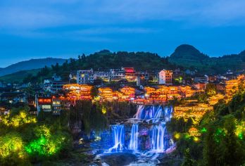 【凤凰出发】芙蓉镇+竹山苗寨+茶峒湘西边城一日游12人小团【湘西秘境一日游 一脚踏三省边城 凤凰古城出发 边城茶峒+芙蓉镇+竹山苗寨】