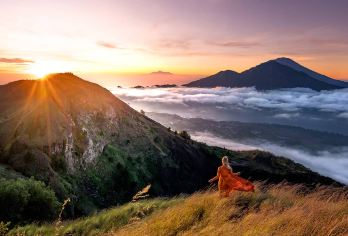 巴杜尔山吉普日出之旅 - 无需徒步即可探索！（全包）【巴杜尔火山的神奇日出——观赏火山、巴杜尔湖和周围群山的夜空点亮。精彩瞬间——在摄影师的协助下，捕捉日出、熔岩原等精彩瞬间。全包式舒适服务——包含酒店接送、门票、吉普车和导游。】
