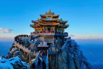 洛阳老君山景区一日游【15人精品团· 上门接送· 送登山礼】【[15人小包团]市区酒店上门接，直达景区索道口，无需等人，服务到位，无需早起，可观山顶亮灯。】