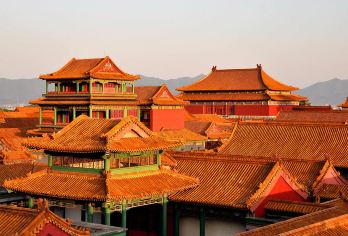 杭州往返金华横店影视城一日游：秦王宫+明清宫苑+广州街香港街【全程中文/英文/俄语/多种小语种服务，专业讲解，沟通无障碍，行程景点可调可定制。】