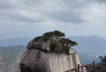 安庆+岳西+妙道山一日游【仙山逸韵◆2-8人小团】【穿梭云雾缭绕的山峦，饱览怪石嶙峋的天然画卷。2 - 8 人小团尽赏山水禅韵】