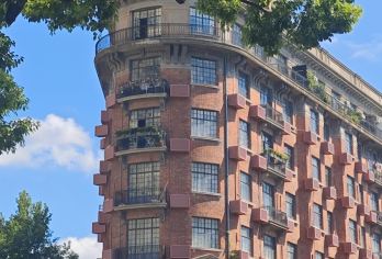 城市微旅行：交通大学+武康路+宋庆龄故居半日活动 含深度讲解 【在宋庆龄故居还原其抗战时期“保卫中国同盟”工作场景，同步解读武康路沿线黄兴、周璇、郑洞国等人生活轨迹】