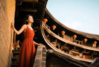 福建土楼特价团•云水谣+漳州古城8人团市区接送+讲解【[精致小团·上门接送]厦门漳州市区专车直达，免去早起奔波，8人成行灵活舒适，亲子家庭出行无忧。】