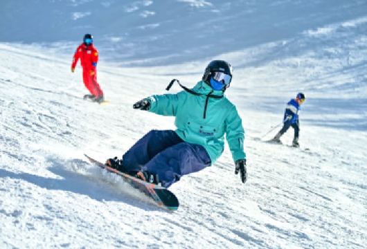 西安往返照金滑雪场一日游（专业雪道+新手高手皆能畅玩）【高级道缆车俯拍银丝带般雪道、夕阳下的丹霞雪景超绝艳】
