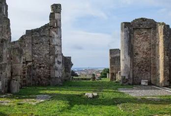 意大利那不勒斯庞贝古城+维苏威火山之旅【专属包车省心游：全程专车服务，无缝衔接景点，免去转车劳顿，自由掌控游览节奏享受舒适惬意的深度之旅。】