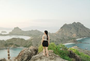 纳闽巴焦出发的豪华比尼西岛 3 天 2 夜船宿游轮【乘坐传统的菲尼西船，尽享**航行，探索科莫多国家公园迷人的岛屿和海洋生物。 浮潜观赏色彩斑斓的珊瑚礁，与蝠鲼共游，体验难忘的跳岛游。 徒步登山欣赏风景，在野外寻找科莫多巨蜥，并在开阔的海面上享受专属的宁静。】