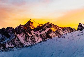 雪宝顶半日游『松潘古城/松潘站/黄龙九寨站/川主寺镇 出发』【雪山/雪峰雪宝顶追日落金山，网红打卡地】