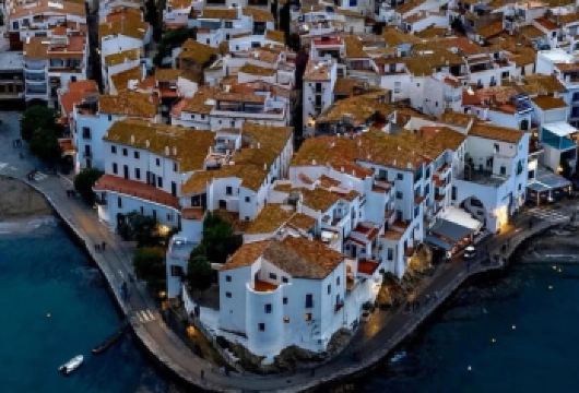 西班牙卡达克斯+赫罗纳【双城一日游+中文包车+咨询优惠】【专属私密，一家一团，尽享自在旅途。】