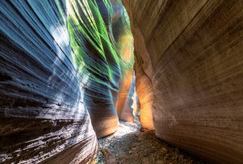 甘泉大峡谷一日游【西安往返/雨岔大峡谷丹霞地貌中国梦之谷】【亮点一：陕北黄土高原下隐藏着的丹霞地貌，被誉为世界活丹霞、中国梦之谷，一步一景沉浸式拍摄圣地。】