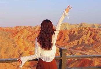 水墨丹霞半日游| 含门票+观光车 | 专车接送无购物【[自由选择]早班、午班自由出行，出差商旅的尤佳选择！】