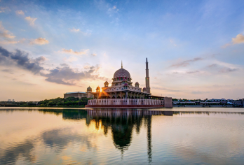 布城日落游船和吉隆坡夜间探索 - 私人选择【欣赏布特拉将军城的宏伟、布特拉回教堂的美丽以及布城大桥的优雅。 欣赏日落时分城市闪闪发光的景象，滑过布城湖。 见证双子塔以耀眼的风格点亮夜晚！】