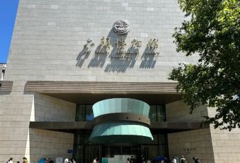 【金牌说】六朝博物馆讲解 大咖讲师 可含票 VIP小团【[金牌导游讲师团]他们博古通今，幽默睿智，善于挖掘文物背后的故事，用有趣的方式还原历史真相；】