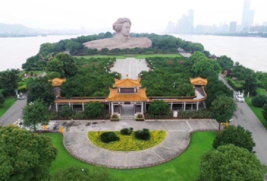 湖南长沙橘子洲半日活动【资深导游精讲+小火车+门票代约】【[家庭出游推荐]橘子洲门票代预约+小火车票+金牌导游精讲+无线高清耳麦。】