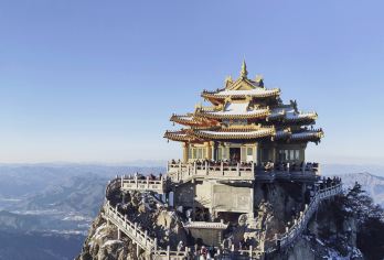 老君山一日游【15人团/上门接送/导游陪爬高速直达索道口】【[福利保障]洛阳市主城区上门接送，19座江铃考斯特，资深老司机安全护航，本社专职导游全程陪同上山。】