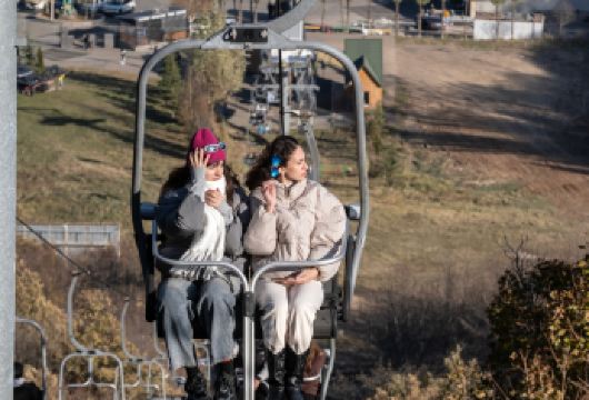 加尼、格加尔德修道院及特萨科阿德则跟团游（含传统糕点制作体验）【特萨科阿德则：风景如画的山城，提供缆车之旅和全景视野。 加尼与格加尔德修道院：探索亚美尼亚的古老神庙与岩石修道院。 Gata面包制作：通过趣味十足的动手体验，感受亚美尼亚传统烘焙技艺】