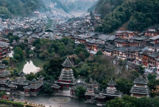 【黔东南韵！肇兴侗寨+堂安梯田包车日游】【1. 肇兴侗寨看百家宴歌舞表演，鼓楼亮灯仪式超震撼，体验侗族拦门酒】