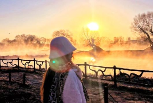 【冬限2-6人团】千岛湖晨雾日出+雾凇奇观+红石崖雪景一日游【[服务保障]感受蒙元文化、高山云上草原、观赏日落、让您一次玩个够】