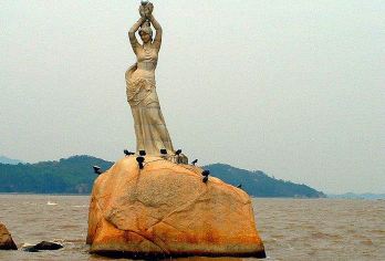 珠海港珠澳大桥（上桥）+大剧院+渔女+香炉湾私家团包车一日游【打卡三地同心的“中国结”青州桥、人与自然和谐相处的“海豚塔”江海桥，“风帆塔”九洲桥三座通航孔桥。】