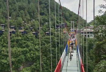 恩施地心谷景区一日游【纯玩团I城区免费接送I可选小团】【[网红景点]走访400年前茶盐古道，打卡地之心，游玩时间充足，轻松享受假期。】