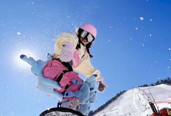 乌鲁木齐白云滑雪场一日游【配滑雪大神领队+多个集合点】【随车配备滑雪大神领队，玩的放心，玩的开心！】